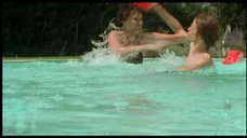 Чулпан Хаматова брызгается в бассейне