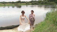 Ирина Лачина и Надежда Бахтина купаются в озере