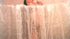 Марина Могилевская принимает душ