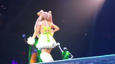12. Леди Гага разделась догола прямо на сцене 
