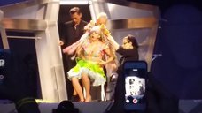 9. Леди Гага разделась догола прямо на сцене 