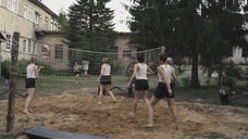 1. Девушки в майках играют в волейбол – Разведчицы
