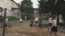 Девушки в майках играют в волейбол