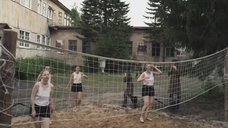 4. Девушки в майках играют в волейбол – Разведчицы