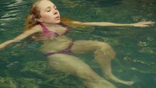 9. Кэтрин Хан и Джуно Темпл плавают в бассейне – Полуденная нега