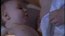 Глафира Тарханова кормит грудью ребёнка