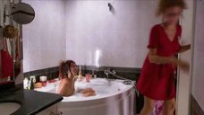 Елена Захарова принимает ванну