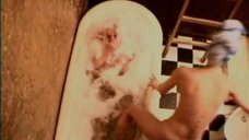 Олеся Судзиловская выпрыгивает из ванны