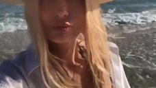 1. Наталья Рудова снимает себя на пляже в купальнике 