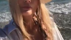 2. Наталья Рудова снимает себя на пляже в купальнике 
