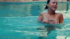 Мария Бакалова плавает голой в бассейне