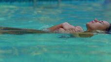 4. Мария Бакалова плавает голой в бассейне – Трангрессия