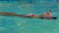 6. Мария Бакалова плавает голой в бассейне – Трангрессия