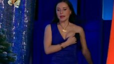 1. Юлия Михалкова со спущенной брителькой на сцене 