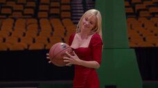 3. Анна Фэрис в белье играет в баскетбол – Сколько у тебя?
