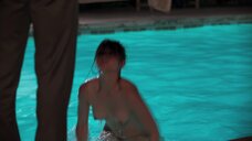 Ана де Армас засветила голую грудь в бассейне