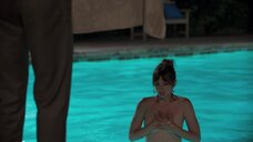 6. Ана де Армас засветила голую грудь в бассейне – Ночной портье