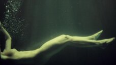 3. Обнаженная Джиллиан Андерсон  под водой – Ганнибал (2013)