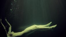 4. Обнаженная Джиллиан Андерсон  под водой – Ганнибал (2013)