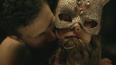 Секс сцена с девушкой в маске