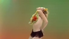 3. Танец девушек с цветами на груди – Шоу Бенни Хилла