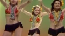 Танец девушек с цветами на груди
