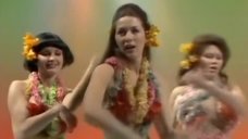 5. Танец девушек с цветами на груди – Шоу Бенни Хилла