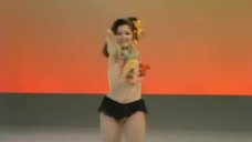 9. Танец девушек с цветами на груди – Шоу Бенни Хилла