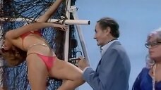 3. Сцена с горячими дамочками на пляже – Шоу Бенни Хилла