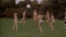 Девушки в бикини играют в мяч