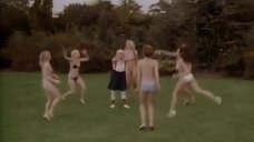 3. Девушки в бикини играют в мяч – Шоу Бенни Хилла