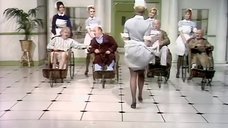 1. Медсестры танцуют эро танец перед стариками – Шоу Бенни Хилла