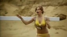 1. Девушка в желтом купальнике бегает за стариком – Шоу Бенни Хилла