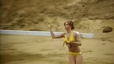 2. Девушка в желтом купальнике бегает за стариком – Шоу Бенни Хилла