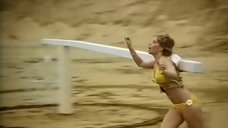 3. Девушка в желтом купальнике бегает за стариком – Шоу Бенни Хилла