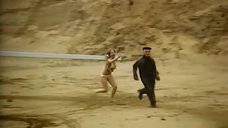 6. Девушка в желтом купальнике бегает за стариком – Шоу Бенни Хилла