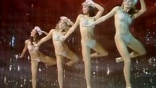 Танец девушек в блестящих купальниках