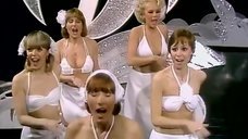 3. Танец девушек в белых лифчиках – Шоу Бенни Хилла