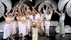 6. Танец девушек в белых лифчиках – Шоу Бенни Хилла