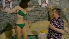 Девушка в зеленом купальнике