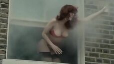 1. Девушка в красном белье прыгает из окна – Шоу Бенни Хилла