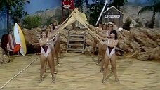 Пляжный танец девушек в монокини