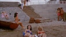 1. Сцена с обворожительными девушками в купальниках – Шоу Бенни Хилла