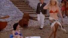 2. Сцена с обворожительными девушками в купальниках – Шоу Бенни Хилла