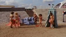 2. Девушки с пляжных раздевалок – Шоу Бенни Хилла