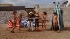 Девушки с пляжных раздевалок