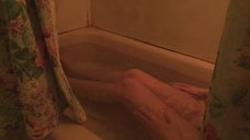 2. Обнаженная Хлоя Пеллетье в ванне – Нападение гигантского нечёткого пальца