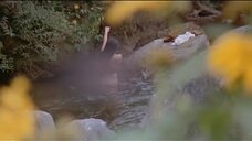 Суззанна моется в реке