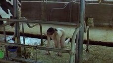 Рёко Асаги без одежды среди коров
