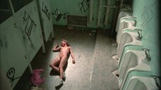 20. Групповое изнасилование Линни Куигли в туалете – Дикие улицы